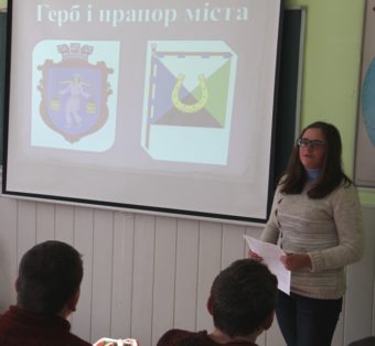 Доповідь про місто Борислав виголошує студентка Лідія Мазурчак
