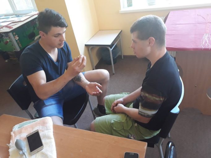 Студент Iгор Явiр проводить заняття з пацiєнтом